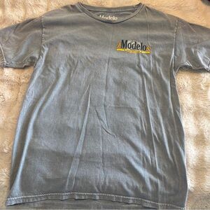 Modelo Gray T-Shirt